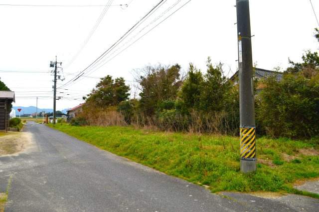 斐川町坂田　売土地の外観|東側は、道路に面しており、道路向かいは住宅があります。