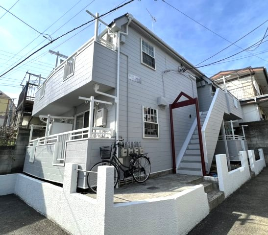 【外観】 | エキスプレス清水ヶ丘 | 清潔感のある淡色の外観。