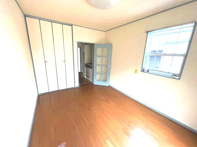 【洋室】 | エキスプレス清水ヶ丘 | ブルーの建具がアクセントになってます。