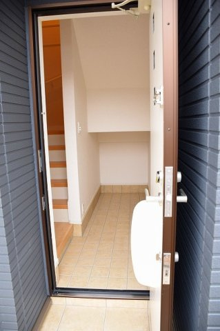 ロイヤルコート上ノ山の玄関|収納もある玄関です
