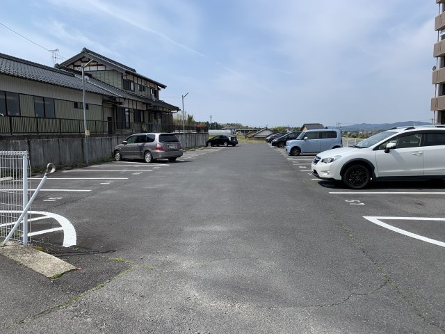アルトラマンション中垣外の駐車場