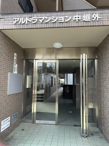 アルトラマンション中垣外のエントランス