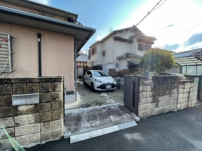 【駐車場】 | 山直北小・パナホーム施工・平成13年建築・土地53坪・岸和田市三田町 | 駐車場に車を止められます