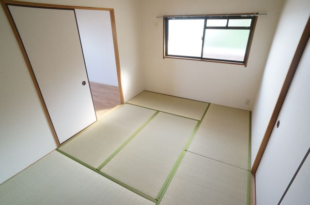 エーデル雲雀丘三番館の和室|参考、同建物・反転間取りの号室