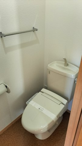 【トイレ】 | アーバンスイートA棟（家賃半額補助対象）ペット可物件 | 落ち着いたトイレです