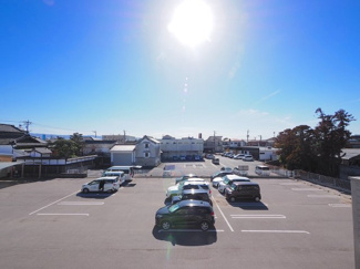 【展望】 | 【穏やかな街並みの眺望】
バルコニーから見える穏やかな街並み
爽やかな風と柔らかく降り注ぐ陽光を感じて頂けます。心地良い開放感が暮らしにゆとりと充足感をもたらします