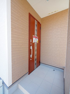 【エントランス】 | 【エントランス】
玄関ドアはお洒落な色を採用
日々の帰宅も今とは違う空間に