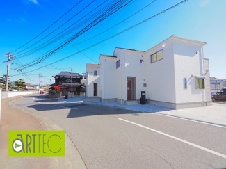 【前面道路含む現地写真】 | 【前面道路】
前面道路は毎日の駐車の出し入れで大事なポイントです！
車種によっても便利・不便がありますのでご確認ください♪