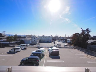 【展望】 | 【穏やかな街並みの眺望】
バルコニーから見える穏やかな街並み
爽やかな風と柔らかく降り注ぐ陽光を感じて頂けます。心地良い開放感が暮らしにゆとりと充足感をもたらします