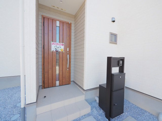 【エントランス】 | 【エントランス】
玄関ドアはお洒落な色を採用
日々の帰宅も今とは違う空間に