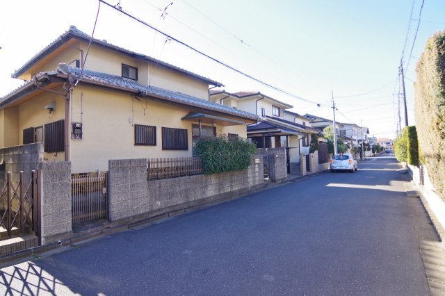 越谷市宮本町５丁目の売地の前面道路含む現地写真