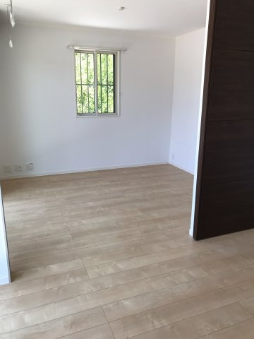 サンハピネス築地の居間・リビング|こちらの居間で趣味の時間をお楽しみください