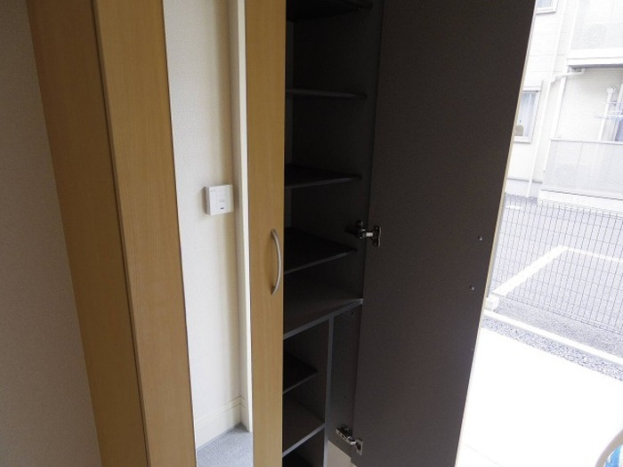 カーサイルフィオーレ Aの玄関|トールタイプシューズBOX(姿見鏡付)