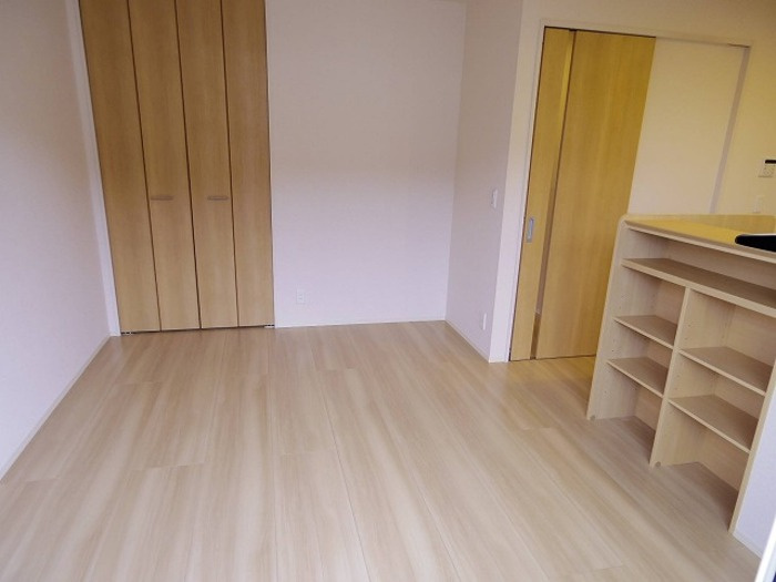 カーサイルフィオーレ Aの居間・リビング|リビング（エアコン・室内物干し付）