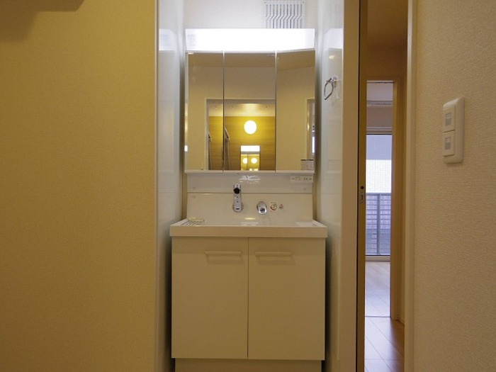 カーサイルフィオーレ Aの独立洗面台|洗髪洗面化粧台（三面鏡）