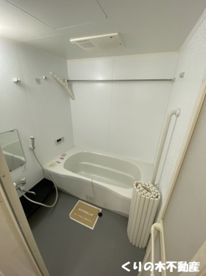 【浴室】 | フォレストA棟 | 落ち着いた空間のお風呂です（同タイプのお部屋です。現況を優先します。）