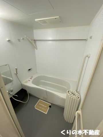 【浴室】 | フォレストA棟 | 落ち着いた空間のお風呂です（同タイプのお部屋です。現況を優先します。）