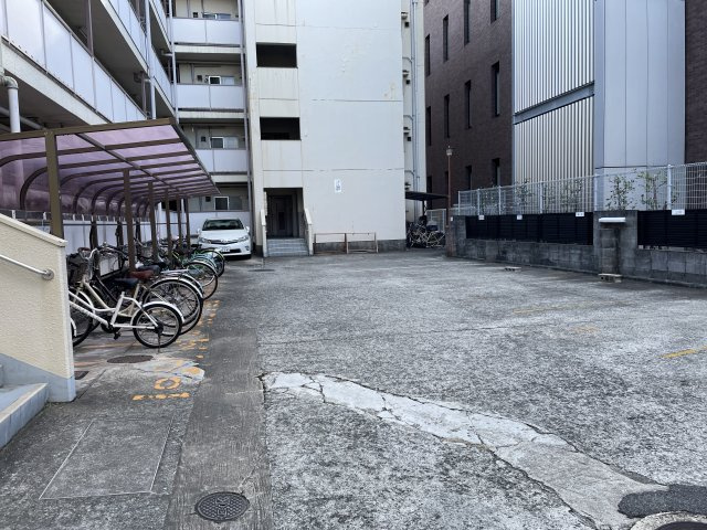 鳴尾ハイツの駐車場