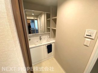 【独立洗面台】 | イスズハイツベル川西２号 | 新品の洗面化粧台です♪シャワー水栓で使い勝手も良いです！鏡は三面鏡です！壁面には収納棚が設けられております(^^)