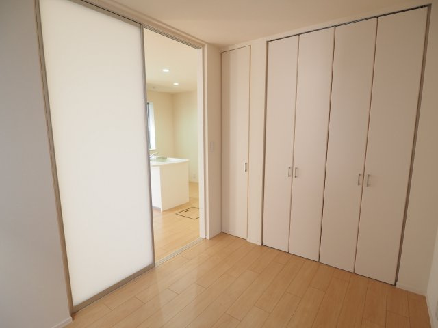 【洋室】 | ブリスタ | クロスと建具と収納の色合いが調和しており空間を広く演出します