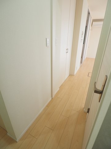 【内装】 | ブリスタ | 白を基調に、淡いベージュの床がなじむ空間です！