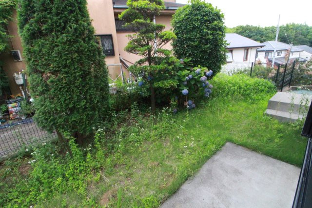 栗原貸家Aの庭