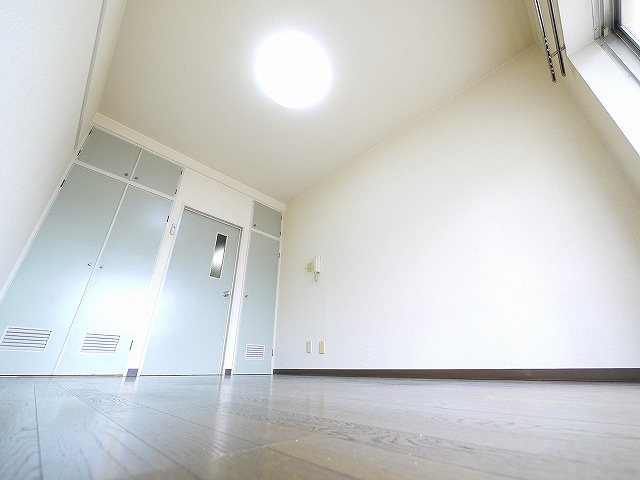 オークマンションおおみやの洋室|使い勝手のいい洋室です
