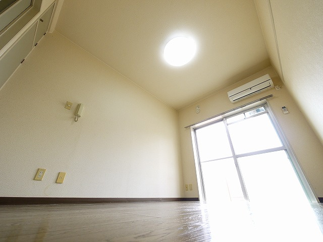 オークマンションおおみやの洋室|使い勝手のいい洋室です