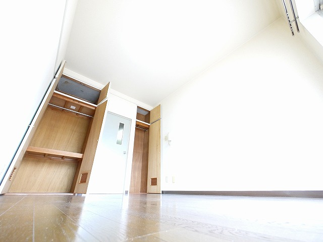 オークマンションおおみやの洋室|明るい洋室です。