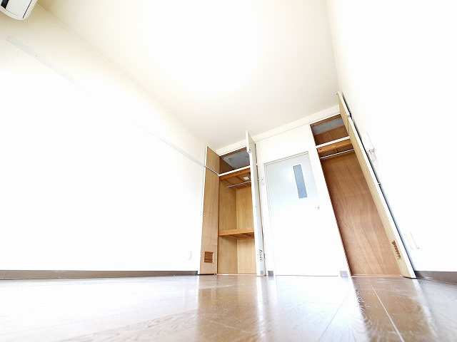 オークマンションおおみやの洋室|広々とした洋室です