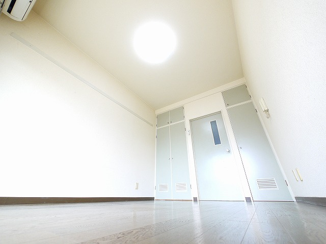 オークマンションおおみやの洋室|使い勝手のいい洋室です