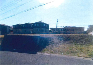 【外観】 | ご見学・お問合せお待ちしております♪
建築条件ありません！！
道路より高低差がある土地。
建物を高く建てられ、眺望が良好です！
大雨の時も水害から守ることができ安心です。
カースペース２台分可能です！