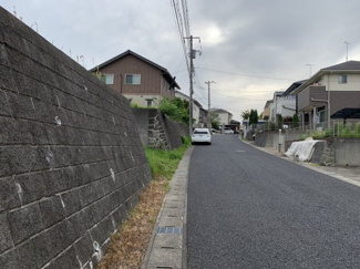 【前面道路含む現地写真】 | ご見学・お問合せお待ちしております♪
前面道路は、幅員6ｍの公道になります。
見通しも良いので、小さなお子様の通学やお散歩も安心です。
交通量も少ないので、お車の出し入れも、すれ違いもスムーズです！！