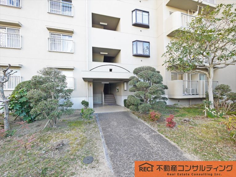 芦屋緑1住宅2号棟のエントランス