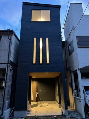 【外観】 | 鶴見区茨田大宮３丁目新築戸建 | ○SICや床下収納など、収納豊富！
●車庫1台ございます
○快適設備充実♪