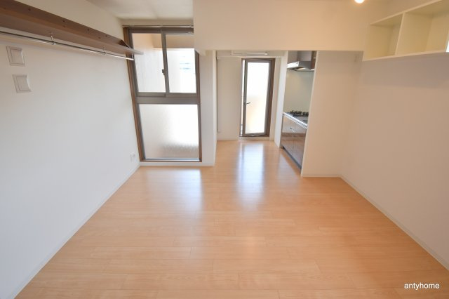 カンパニオエサカ　仲介手数料無料の居間・リビング