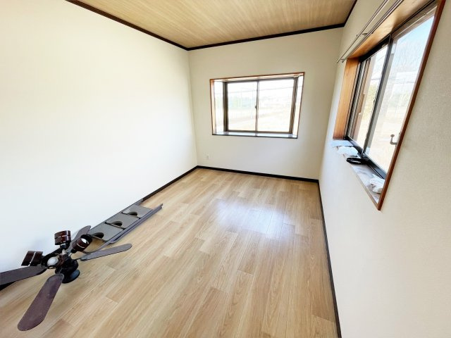 八街市大木戸建の洋室|シーリングファン照明取付します。