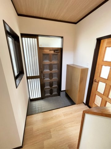 八街市大木戸建の玄関