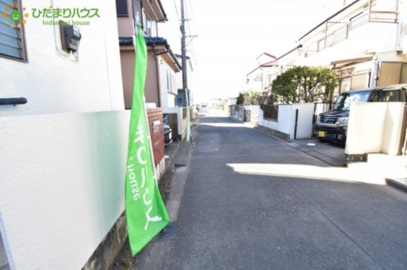 鴻巣市宮前　中古一戸建ての前面道路含む現地写真