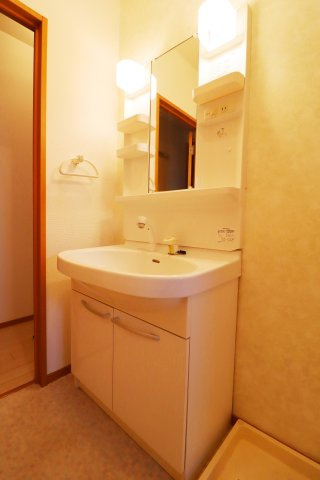 リビングタウン小森野壱番館　C棟の洗面所|明るい洗面所です