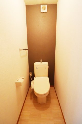 リビングタウン小森野壱番館　C棟のトイレ|落ち着いた色調のトイレです
