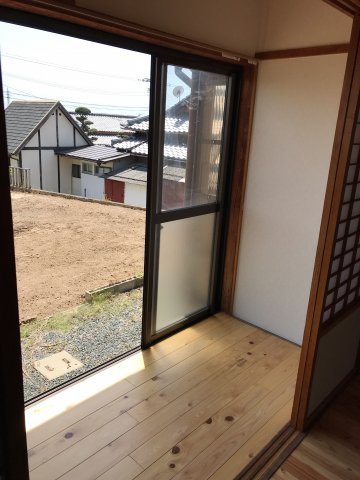 カーサカリーナの内装|洋室にある縁側でございます。