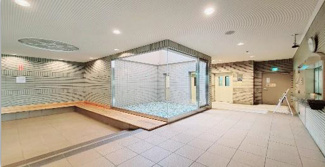 【エントランス】 | エントランスに2台のセキュリティカメラ、オートロックと、セキュリティはバッチリ。
管理人さんは、住人の顔を覚えてくれています。