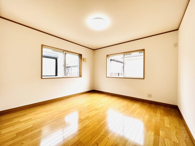 藤岡市上栗須　中古住宅の前面道路含む現地写真