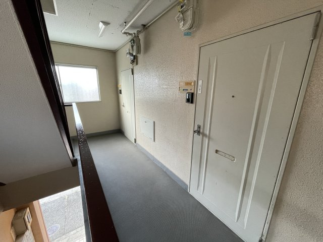 西宮市鳴尾町２丁目の賃貸マンションのエントランス