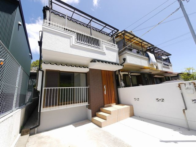 君影町４丁目リノベーション戸建の外観|車庫スペース並列２台♪（車種による）