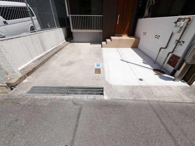 君影町４丁目リノベーション戸建の駐車場|2台分の駐車スペース付（※サイズ現地要確認）