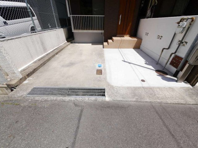 【駐車場】 | 君影町４丁目リノベーション戸建 | 2台分の駐車スペース付（※サイズ現地要確認）