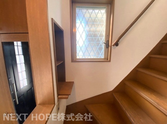【内装】 | 尼崎市大庄西町３丁目中古戸建 | 2階への階段です♪手すり付きでお子様も安心・安全に昇り降りできます！！窓もあり、明るい階段です(^^)