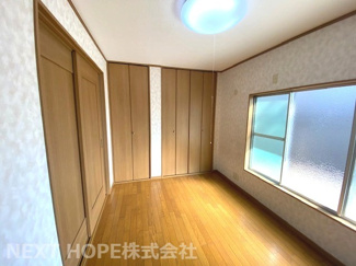 【洋室】 | 尼崎市大庄西町３丁目中古戸建 | 2階洋室６帖です♪大きなクローゼットも設けられており、たくさんのお洋服・小物が収納できます！室内を有効に使用していただけます！